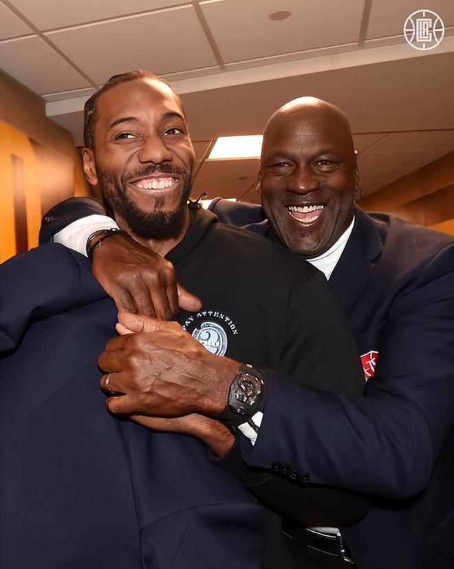 何宇鹏纪念捧杯： 一整季的重量都化为光芒，只为这一次触碰（何宇鹏捧杯时刻：漫长赛季的沉淀化作耀眼一瞬，只为这一刻的触及）