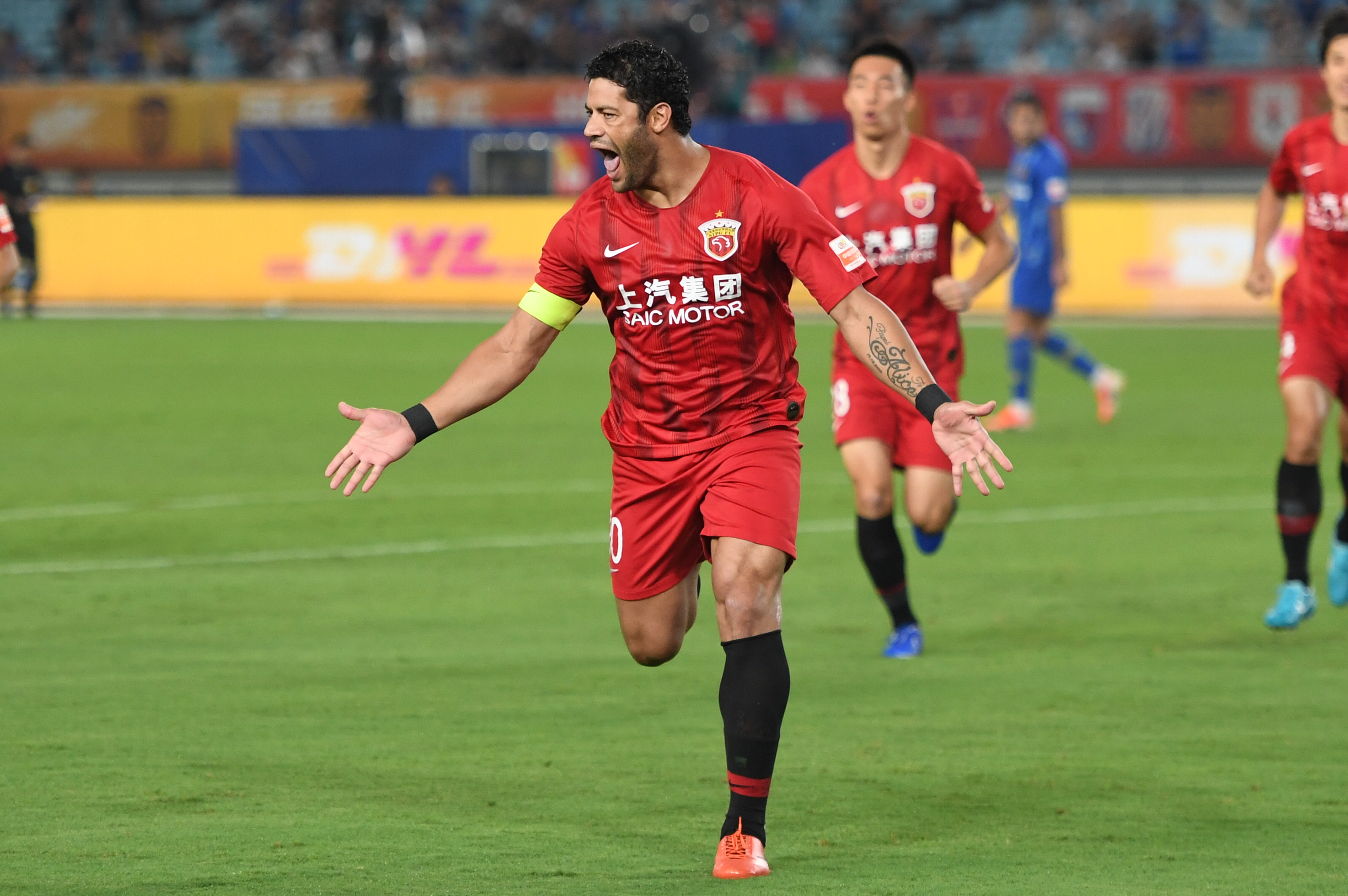 如何应对伤病潮？米奇：手里有什么牌就用什么 不尝试不可控内容（伤病潮来袭，米奇：打好手中牌，避免不可控尝试）