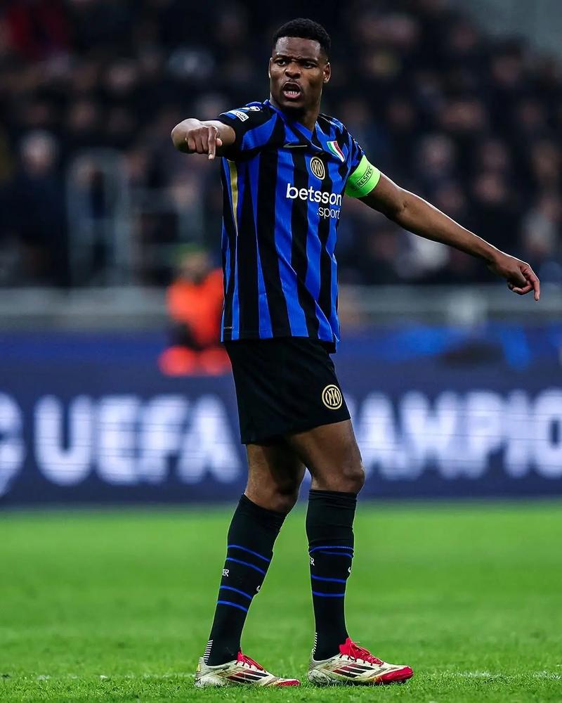 队报：球迷不满英超取消节礼日赛程，认为英超违背了传统（《队报》：英超取消节礼日赛程惹恼球迷，被指有违传统）