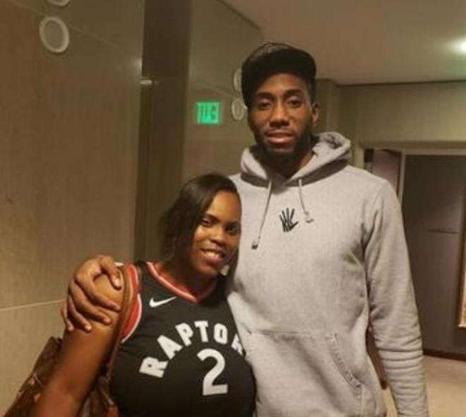 惨成“受害者”！詹姆斯撒镁粉，旁边的八村被撒一脸（詹姆斯撒镁粉闹乌龙，身旁的八村塁被糊了一脸粉）