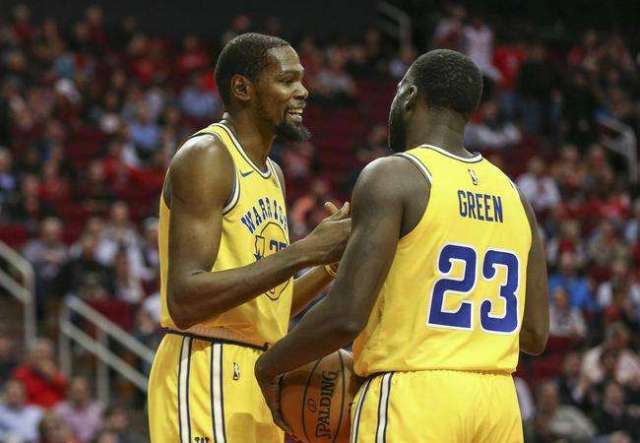 篮球赛场上的精彩瞬间（篮球赛场高光瞬间）