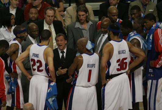 欧联3-4：42岁范佩西率荷甲第2遭罗甲第9绝杀，95分钟丢球酿悲剧（欧联3-4：42岁范佩西率荷甲次席队补时95分钟失守，遭罗甲第9绝杀）