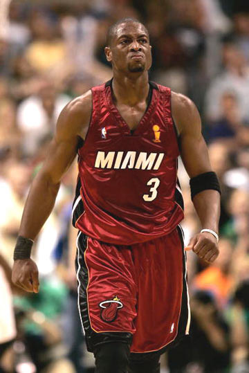 韦瑟斯庞&米奇合砍42分，难阻青岛遭遇赛季首败（韦瑟斯庞与米奇联手轰42分，青岛仍吞赛季首败）