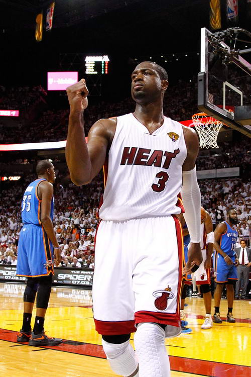 激情四溢的篮球对决，卡斯尔展现卓越技巧（热血沸腾的篮球激战，卡斯尔尽展非凡技艺）