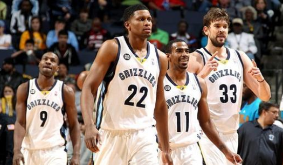 半场战报：尤文2-1卡利亚里，伊尔迪兹双响，弗拉霍维奇伤退（半场速递：尤文2-1领先卡利亚里，伊尔迪兹梅开二度，弗拉霍维奇因伤离场）