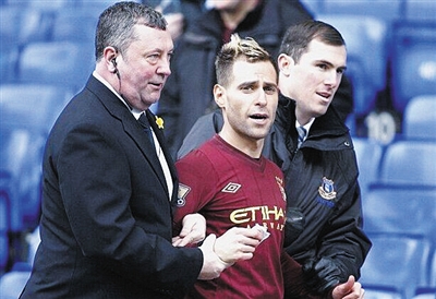 官方：齐达内之子卢卡内收肌受伤，已离开阿尔及利亚队训练营（阿尔及利亚队官方：卢卡·齐达内内收肌受伤，已离开国家队集训营）