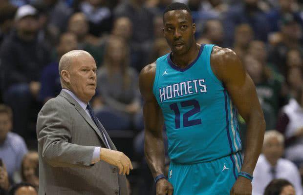 看台嘘声不断（看台嘘声此起彼伏）