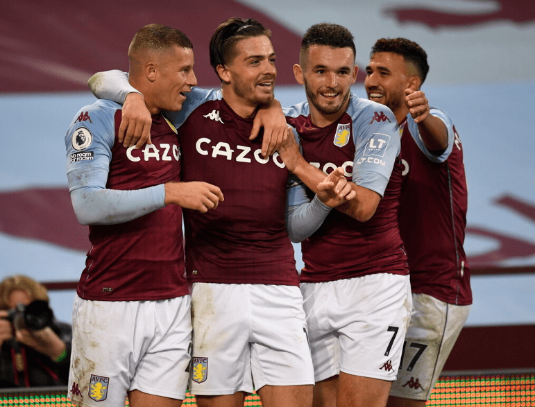 篮球赛场激情四溢，徐杰单臂摘板，张文逸三分球震惊全场（球场沸腾：徐杰单臂强摘篮板，张文逸三分轰动全场）