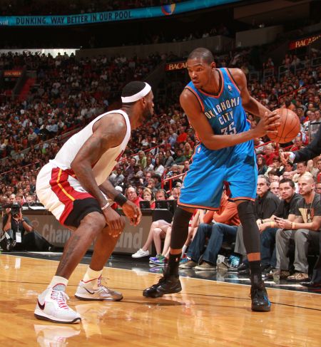 英超最新积分榜：阿森纳6分优势领跑，曼联输球排第10（英超积分最新形势：阿森纳领先6分居首，曼联告负跌至第10）