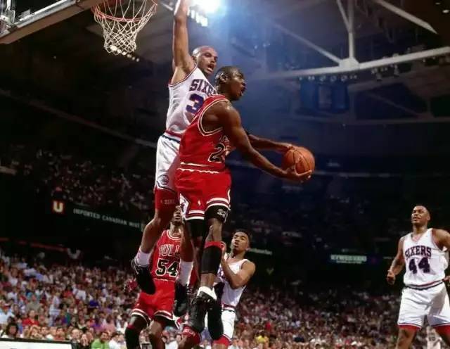 拼劲十足，多库17岁时曾与孔帕尼进行一对一单挑（17岁多库斗志十足，曾与孔帕尼上演一对一对决）