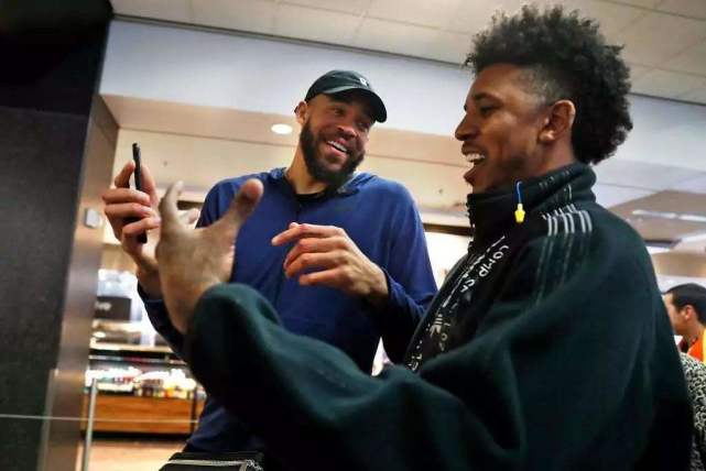 解说：赵睿登场后周琦被彻底激活 每一年的京辽大战都少不了话题（赵睿出场点燃周琦，京辽对决年年话题不断）