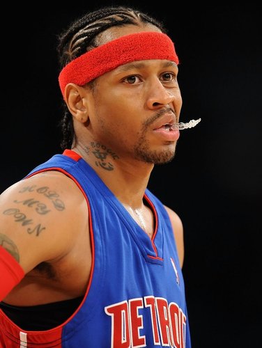 贝恩关键封盖+两罚全中制胜，两战开拓者均扮演关键先生（贝恩关键封盖配合稳准罚球锁定胜局，两战面对开拓者皆成关键先生）