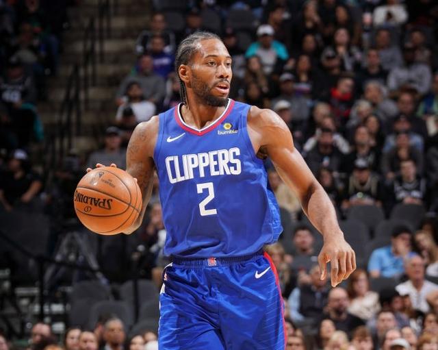 滴水不漏！萨林杰追防送大帽 王少杰高高跃起又扇飞克里斯投篮（无懈可击！萨林杰回追送火锅 王少杰腾空再封克里斯投篮）