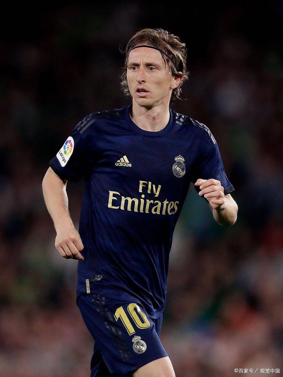 继续火热状态！陈盈骏半场8中7&三分6中5砍下21分 首节12分（陈盈骏延续火热手感：半场8投7中、三分6投5中斩获21分，首节独得12分）