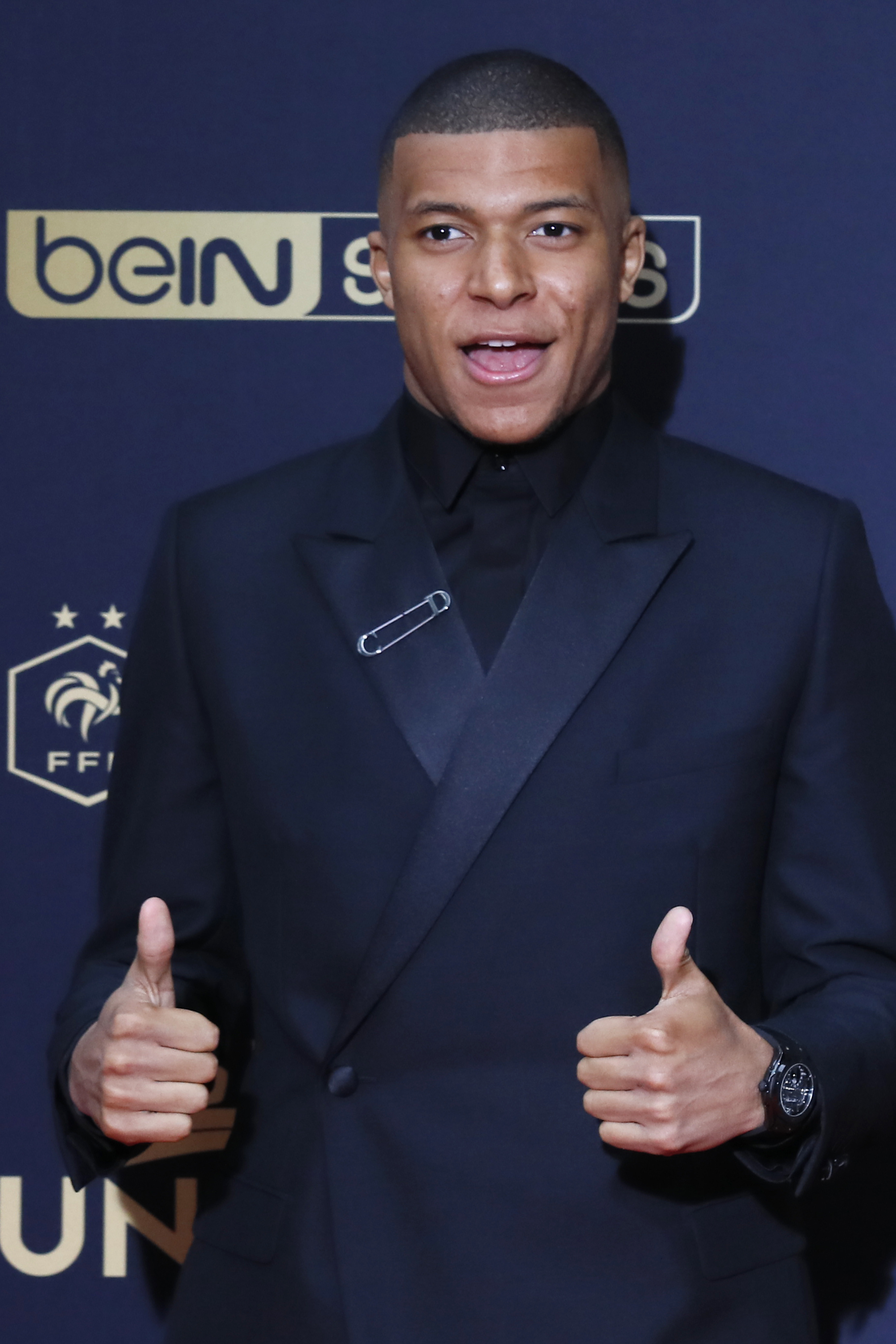 皇马0-2负塞尔塔赛后球员围攻裁判，一分钟内五黄一红（皇马0-2不敌塞尔塔，终场后球员围堵裁判，60秒内五黄一红）