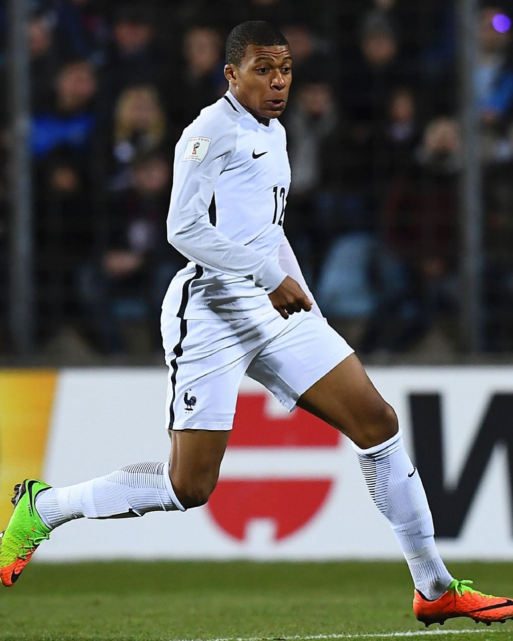 赛前梅州球迷晒多幅Tifo，致敬投资人魏晋平与梅州全体队员（梅州球迷赛前展示多幅Tifo，向投资人魏晋平及全队致敬）