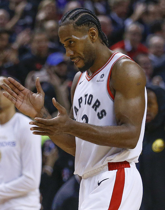 泰州队“苏超”冠军奖杯开启全市巡展，第一站在海陵老街（泰州队“苏超”冠军杯全市巡展启动，首站海陵老街）